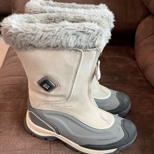 Columbia Omni Heat Electric Women’s Boots 8.5